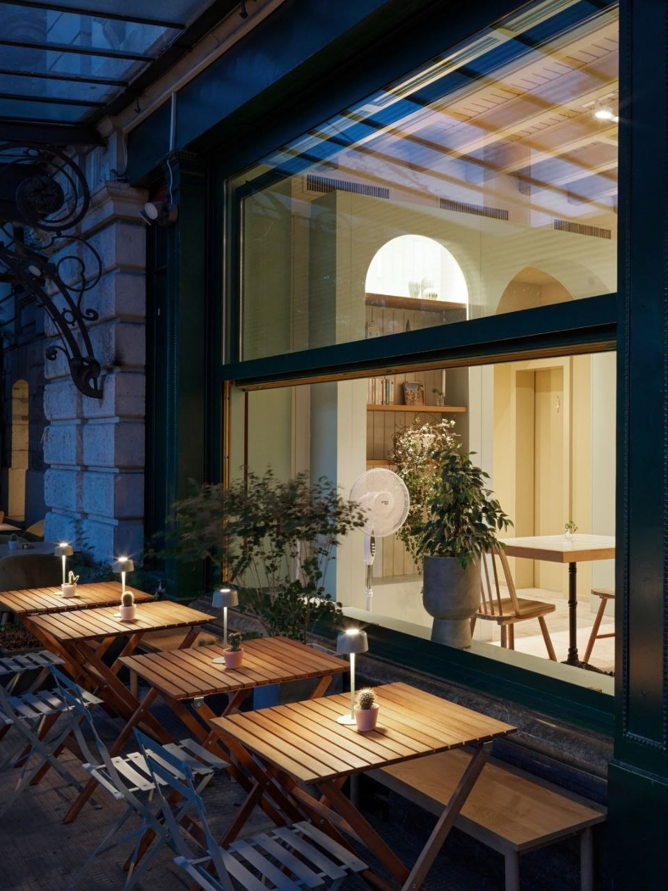 L’atmosphère chaleureuse d’un café, entre bois et lumière naturelle